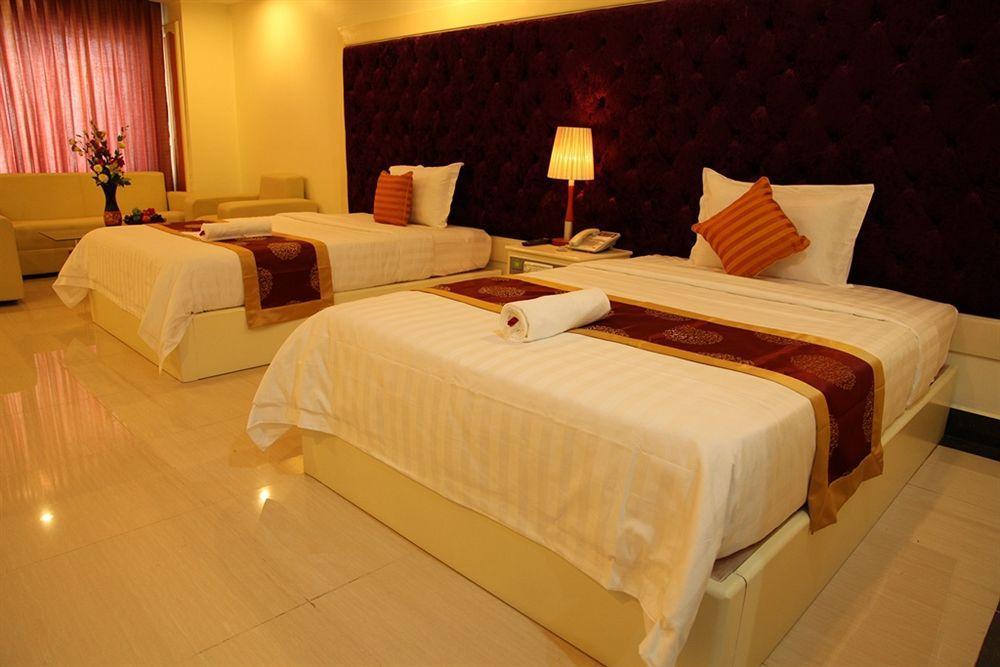Huang Ting Hotel Phnom Penh Exterior photo